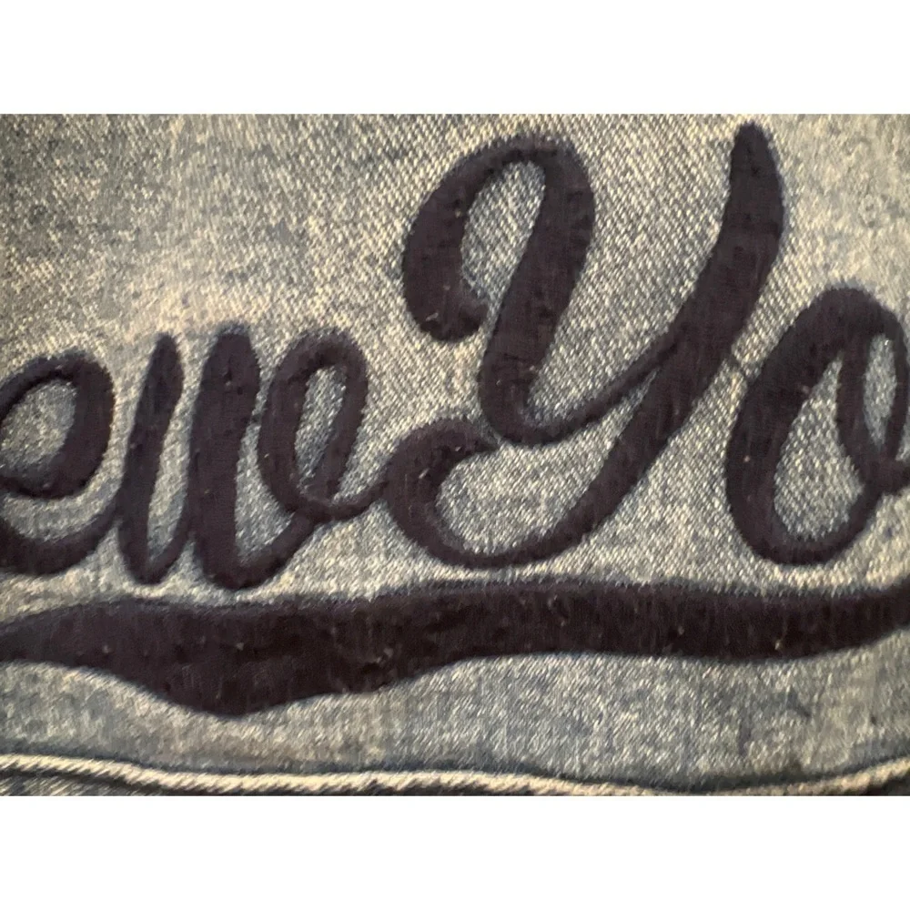 Forever 21 NEW YORK GRAPHIC EMBROIDERED OVERSIZED DENIM JACKET - SIZE L - Picture 5 of 7